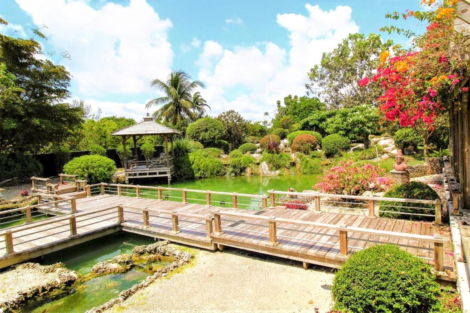 Vila Magical Wonderkoi House In A Japanese Koi Garden Miami Exteriér fotografie